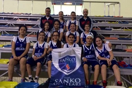 Özel Sanko Okulları Küçük Kız takımı &#8216;&#8217;Bölge Şampiyonu&#8217;&#8217; oldu