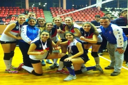 Özel Seçkin Koleji Bayan Voleybol Takımı guruptan çıkarak yarı finale yükseldi