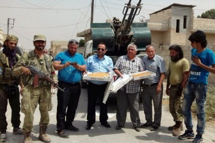 Özgür Suriye ordusuna baklava götürdüler