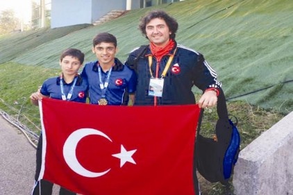 Öznur Avrupa&#8217;yı sallıyor
