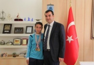 Öznur Yılmazer, 200 ve 400 metre kategorilerinde şampiyon oldu