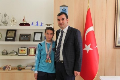 Öznur Yılmazer, 200 ve 400 metre kategorilerinde şampiyon oldu