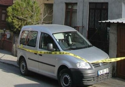 Öztekin’in oğlu boşanmak isteyen eşini almak için ev bastı