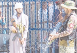 Pakistan, Afganistan'dan geçişleri yavaşlattı