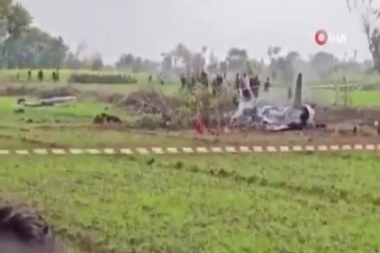 Pakistan&#039;da savaş jeti düştü: 2 ölü