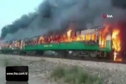 Pakistan&#039;da yolcu treninde yangın! 73 ölü