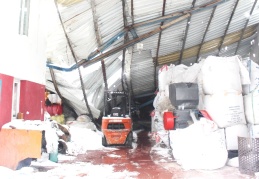 Palet fabrikasının çatısı çöktü