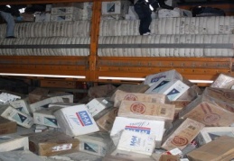 Pamuk balyalarının arasından kaçak sigara çıktı