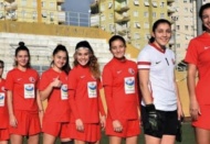 Pandemi döneminde amatör kadın futbolcular ev içi iş gücüne dönüştü