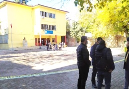 Panik yaşayan bir öğretmen camdan atladı