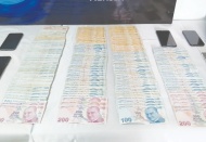 Paralar, şemsiye ve derin dondurucudan çıktı