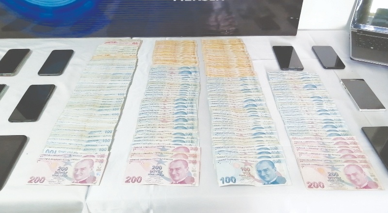 Paralar, şemsiye ve derin dondurucudan çıktı