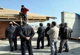 Paralarını alamayınca toplu intihar eylemi yaptılar