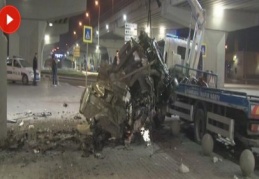Paramparça olan otomobilden sağ kurtuldular