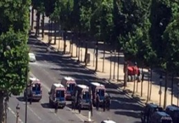 Paris'te bir araç askerleri hedef aldı