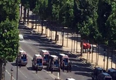 Paris'te bir araç askerleri hedef aldı