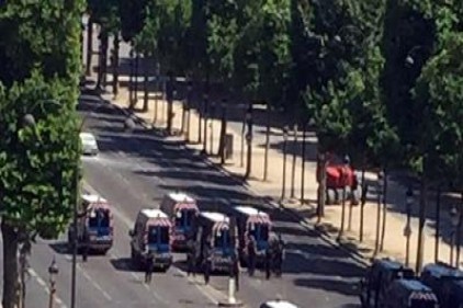 Paris&#039;te bir araç askerleri hedef aldı