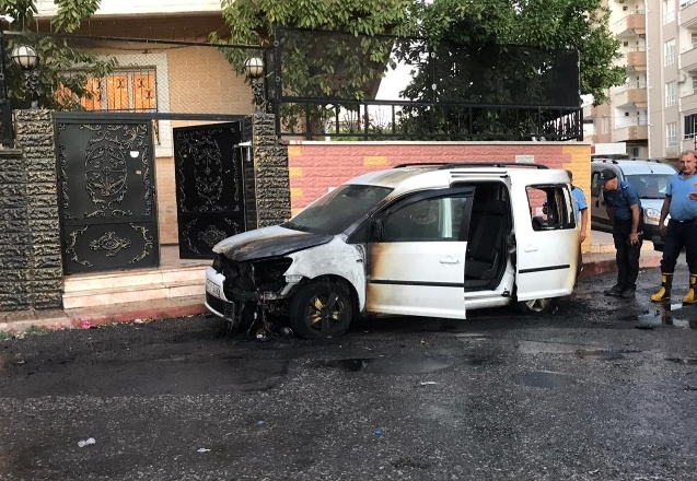 Park halinde yanan araç kullanılamaz hale geldi