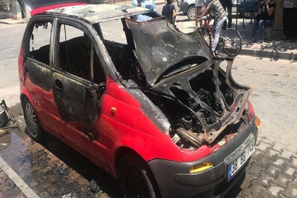 Park halindeki araç alev alarak yandı