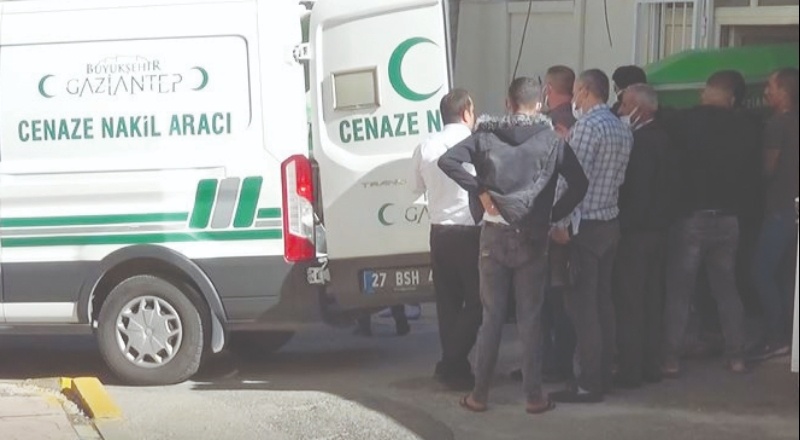 Park halindeki araca çarpan motosikletin sürücüsü öldü