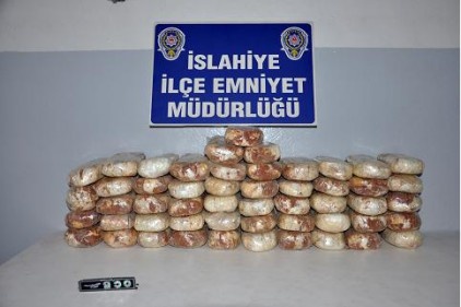Park halindeki lüks otomobilin kaportasından 36 kilo esrar çıktı