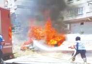 Park halindeki otomobil alev alarak küle döndü