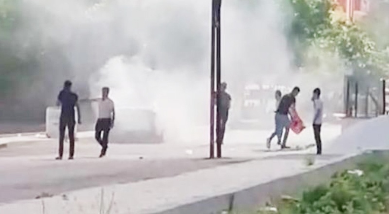 Park halindeki otomobil alev aldı