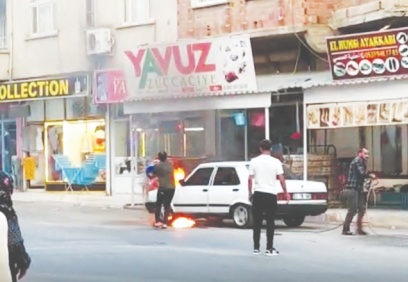 Park halindeki otomobil alev aldı