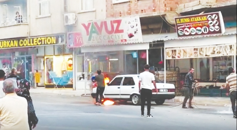 Park halindeki otomobil alev aldı