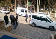 Park halindeki otomobil silahla tarandı, iki kişi yaşamını yitirdi
