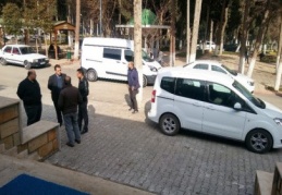 Park halindeki otomobil silahla tarandı, iki kişi yaşamını yitirdi