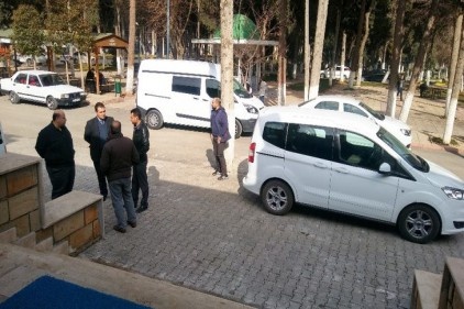 Park halindeki otomobil silahla tarandı, iki kişi yaşamını yitirdi