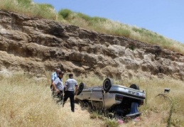 Park halindeki otomobil tren rayına uçtu 
