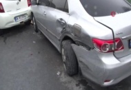 Park halindeki otomobillere çarpan araç takla attı
