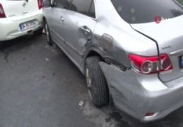 Park halindeki otomobillere çarpan araç takla attı