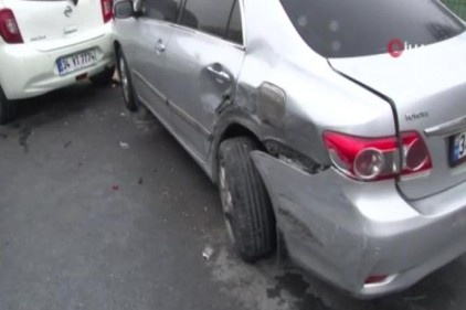 Park halindeki otomobillere çarpan araç takla attı