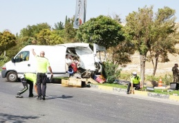 Park halindeyken freni boşalan kamyonet kamyona çarptı:1 yaralı