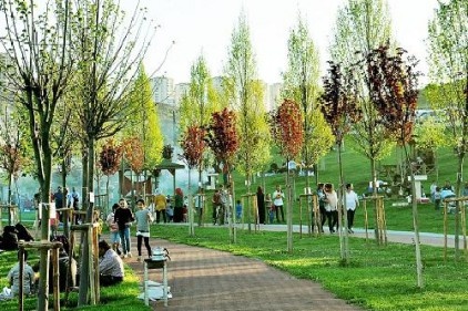 Park ve ağaç dikimiyle ilçenin çehresini değişti