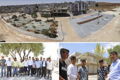 Parkın içerisinde; mini futbol sahası ve çocuk oyun gurubu alanları da var