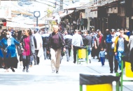 Parklar boş, çarşılar tıklım tıklım