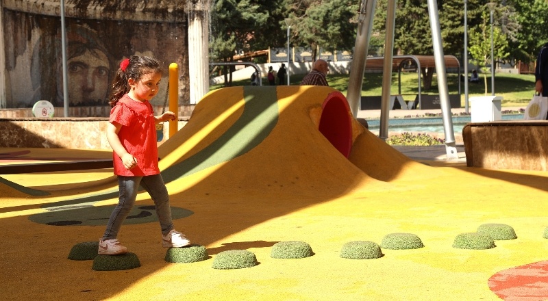 Parklar çocukları sosyalleştiriyor ve bedensel sağlığını güçlendirebiliyor
