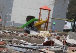 Parklar çocuksuz, binalar insansız kaldı