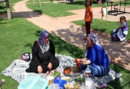 Parklar, dar gelirlinin tek eğlence mekanı