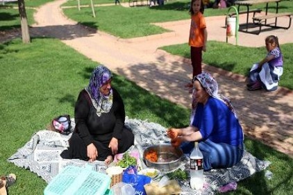 Parklar, dar gelirlinin tek eğlence mekanı