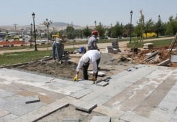 Parkları yenileme çalışmaları sürüyor