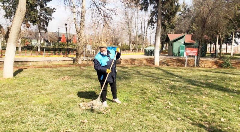 Parkların temizliği kadınlara emanet