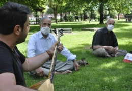 Parkta, yaşlılara mini bir konser verdi