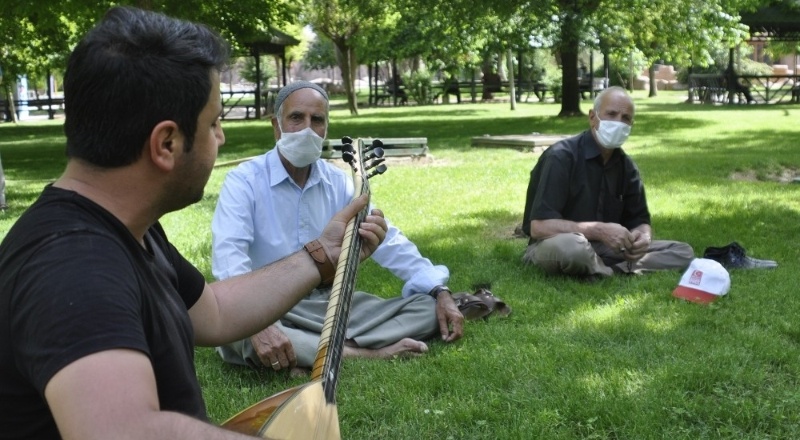 Parkta, yaşlılara mini bir konser verdi