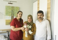 Parmak bebek 4 ayda hayata tutundu c