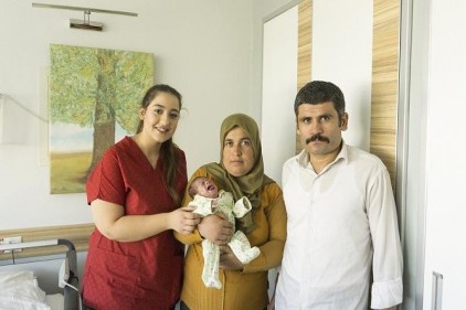 Parmak bebek 4 ayda hayata tutundu c